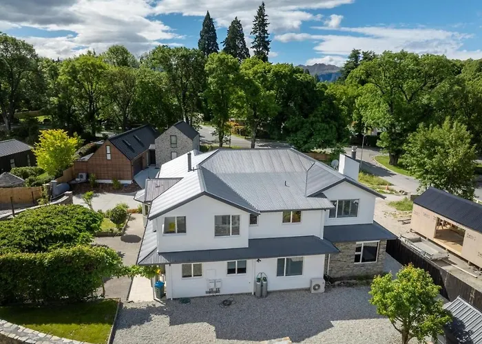 House - Close To That Tree
